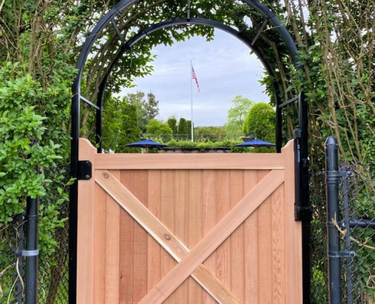 fence gate in arch